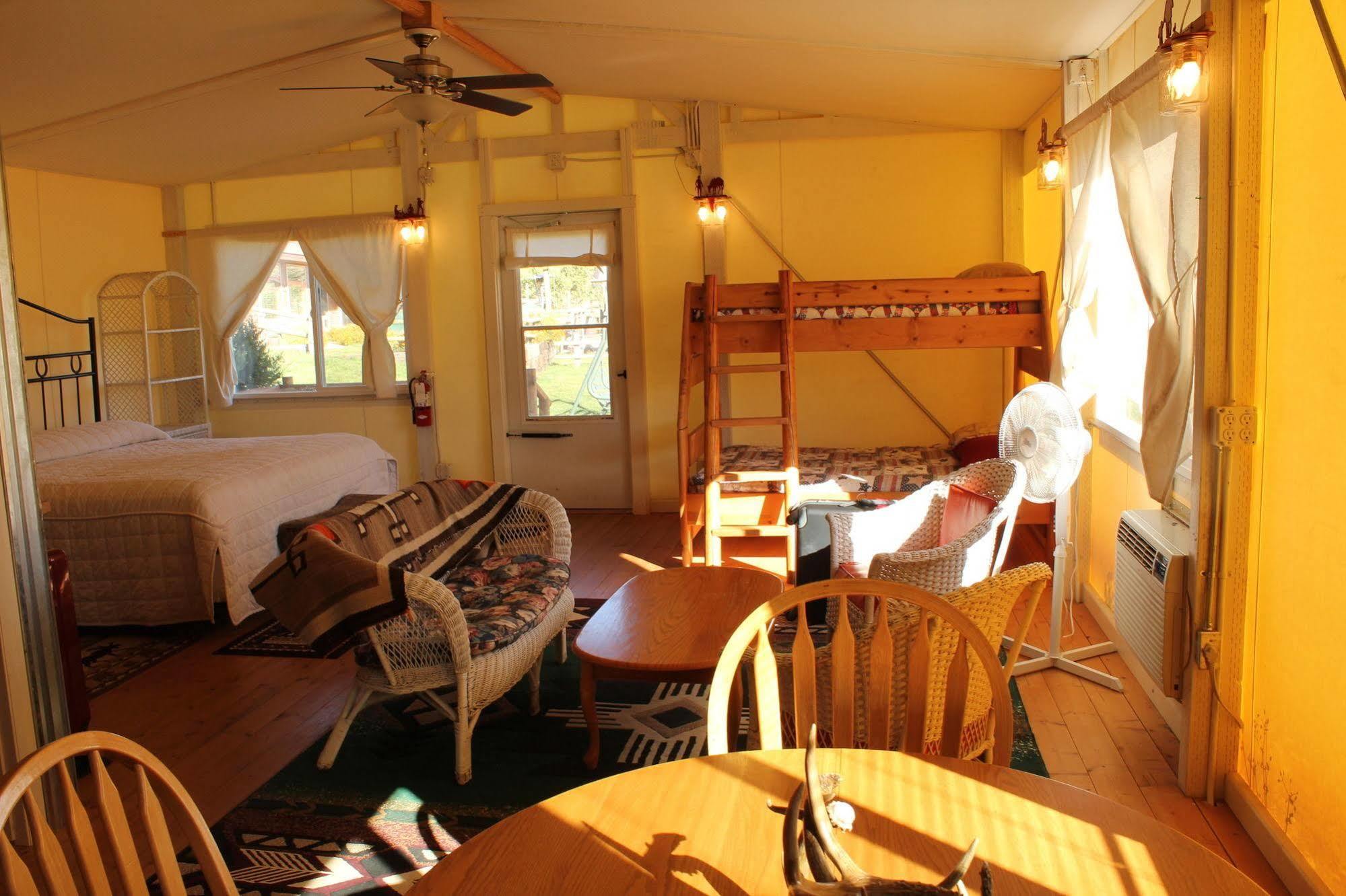 ホテル K3 Guest Ranch コーディ エクステリア 写真