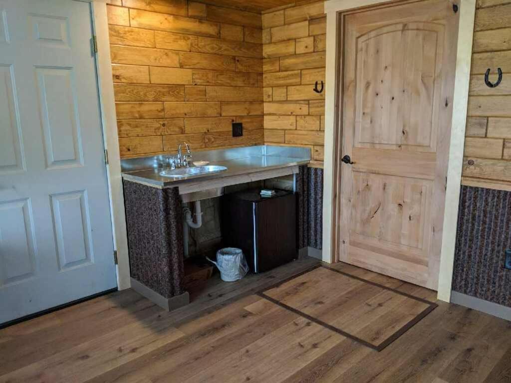ホテル K3 Guest Ranch コーディ エクステリア 写真